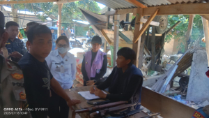 Pemdes Tatelu dan Forkopimcam Dimembe Razia Sajam dan Miras di Kawasan Tambang, Puluhan Badik dan Golok Diamankan